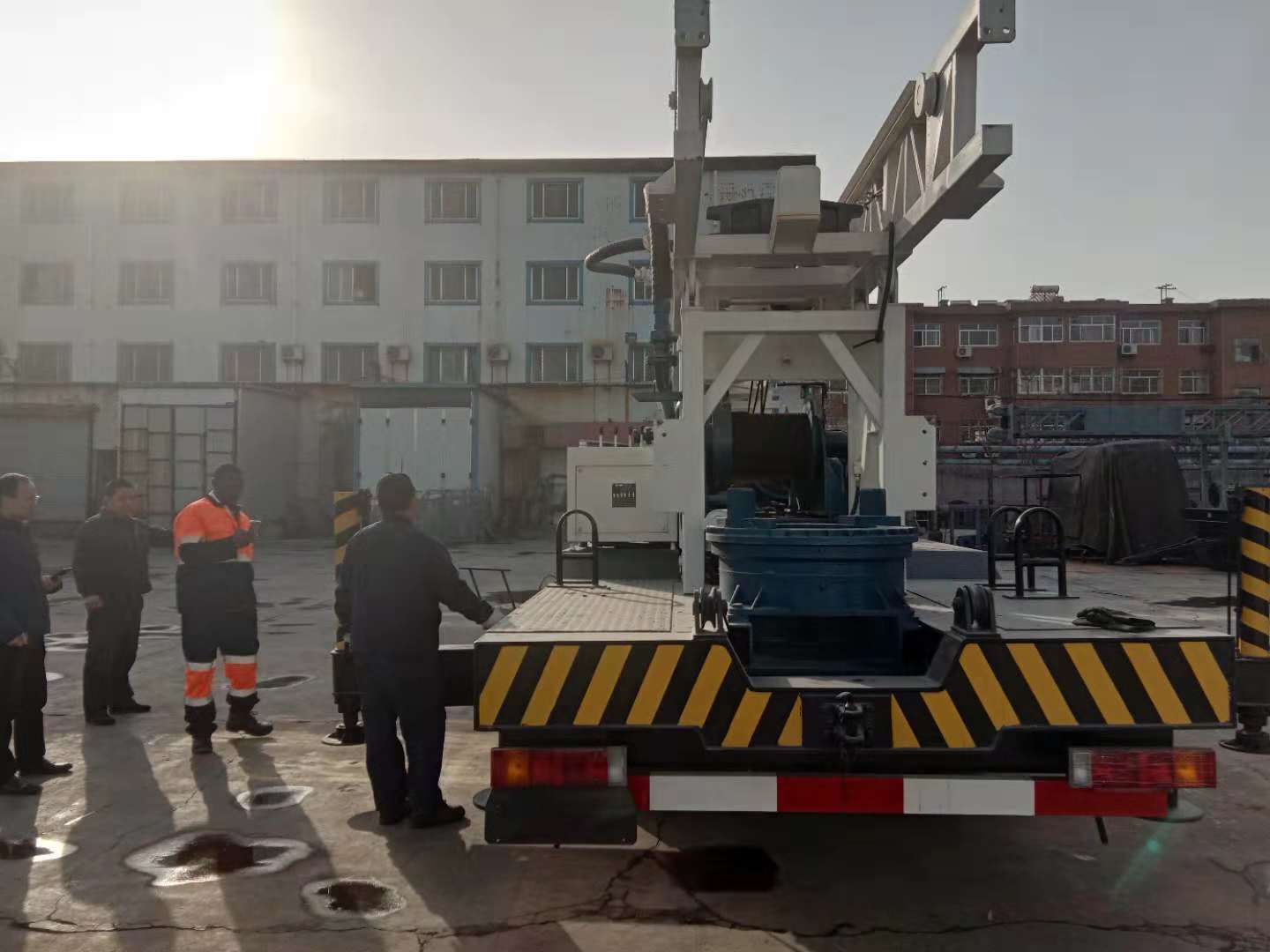 國(guó)外客商來(lái)廠考察400米車(chē)載水井鉆機(jī)